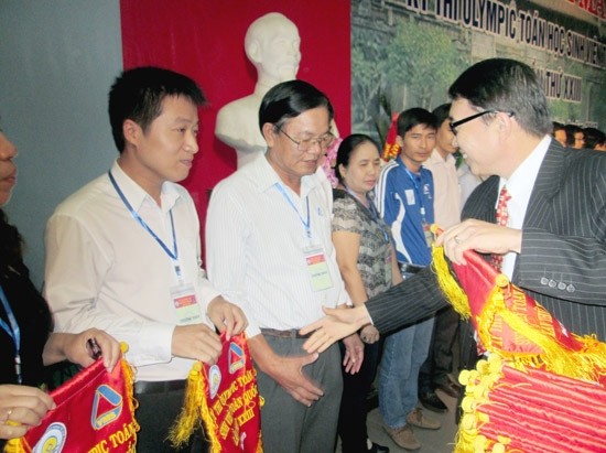 The organising board presents flowers and souvenir flags to representatives of the universities, colleges. (Photo:SGGP)