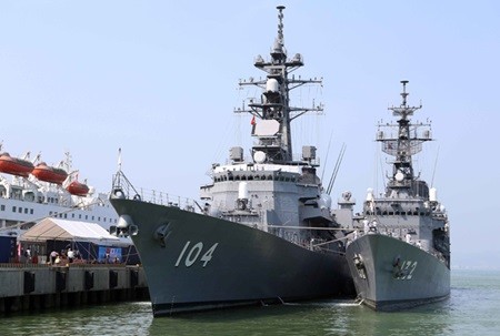 The Vietnamese Navy received crew members of Japanese destroyers JS Kirisame and JS Asayuki from the Japan Maritime Self-Defence Force at the central Da Nang City's Tien Sa Port yesterday.