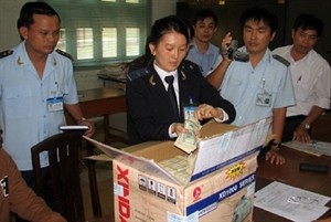 Customs discovered a great amount of money illegally transported at the Tan Son Nhat International Airport (Photo: VNA)