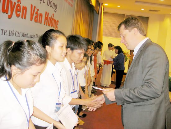 Robert Kruit, Chief Executive of Zuellig Pharma VN & Cambodia presents scholarship to medical students (Photo: SGGP)