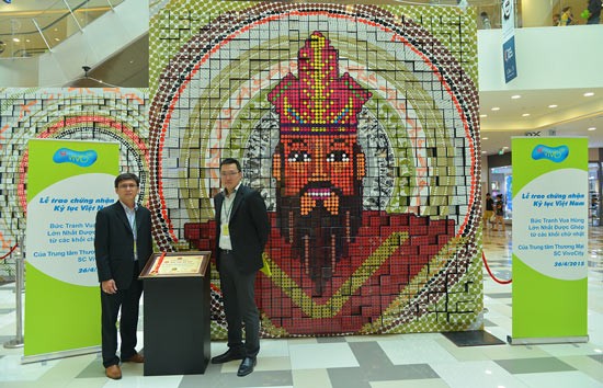 The largest Hung Kings picture which is collected from 258 rectangle pieces, is on display at SC Vivo Center. (Photo:SGGP)