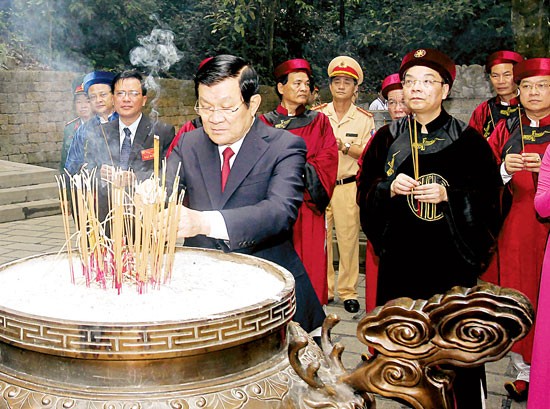 State President Truong Tan Sang offeres incense at the Thuong, Hung Temple in Phu Tho province. (Photo:SGGP)