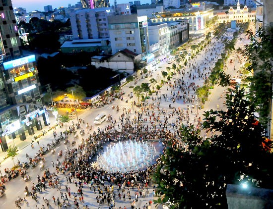 Nguyen Hue Street at night (Photo: SGGP)