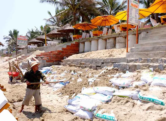 Miền Trung:  Biển lại “gặm” đất liền