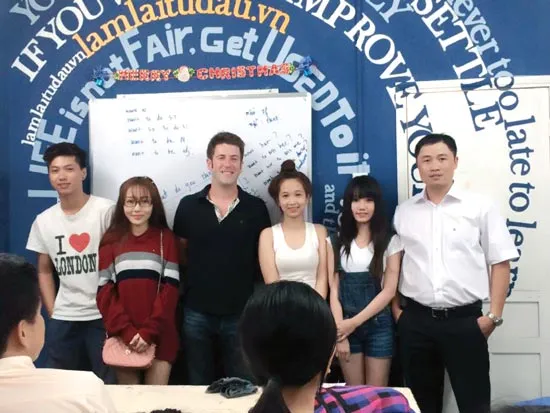 Chàng đại úy tận tụy với trò nghèo