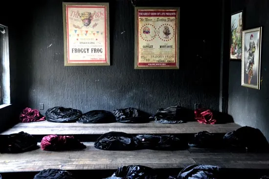 Lạc vào thị trấn Ba Cây Chổi ảnh 4