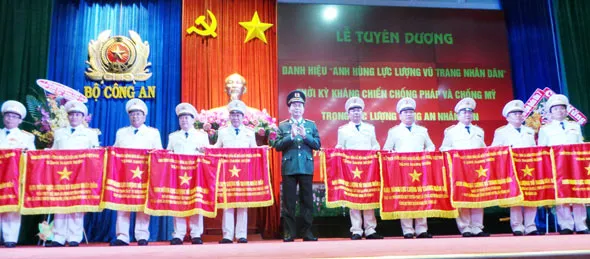 Phong và truy tặng danh hiệu Anh hùng LLVTND cho 32 tập thể, cá nhân