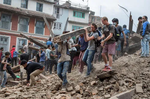 Động đất kinh hoàng tại Nepal: Số người thiệt mạng lên đến hơn 1.800 người ảnh 8