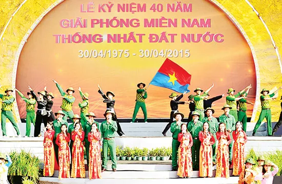 Đặt lợi ích của Đảng, của đất nước lên trên lợi ích cá nhân để làm việc, phấn đấu