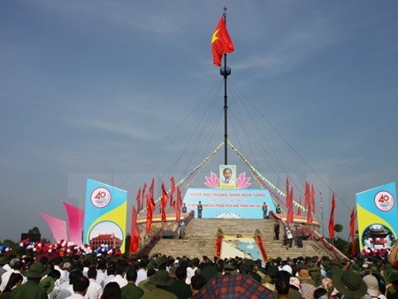 Quang Tri held flag-raising ceremony on April 29 to mark the 40th anniversary of the liberation of the south and national reunification. - VNA/VNS Photo Ho Cau