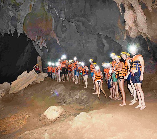 visitors tour Song Chay -Hang Toi in Phong Nha Ke Bang national park Photo: SGGP