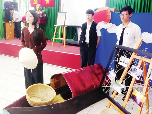 Students of Luong The Vinh Senior High School perform the drama whose content is literature work (Photo : SGGP)