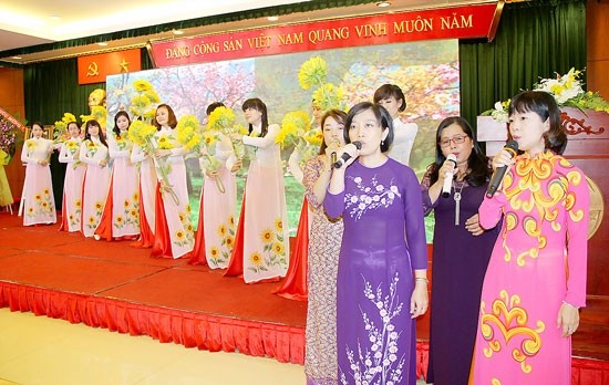 Officials, staffs of SGGP Newspaper take part in a music performance. (Photo:SGGP)