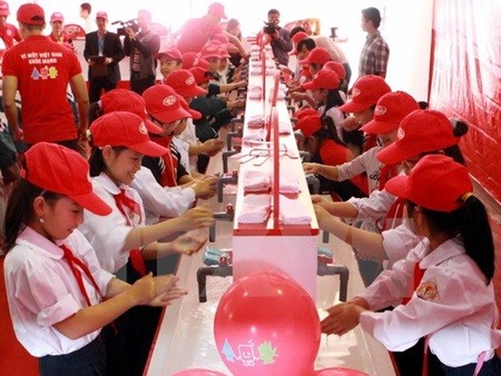 Children join a campaign to improve hand hygiene to reduce infections. — VNA/VNS Photo