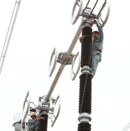 The report also forecasts that Viet Nam's economic growth this year will be 6.3 per cent if oil prices average roughly US$60 per barrel throughout the year. — VNA/VNS Photo Ngoc Ha