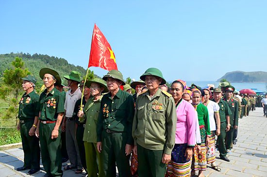 Crowded veterans, soldiers and residents visit late General Vo Nguyen Giap at Vung Chua- Dao Yen area. (Photo: SGGP) Vung Chua-Dao Yen see more than 210, 000 travelers an average a day to visit late General Vo Nguyen Giap’s grave. (Photo: SGGP)