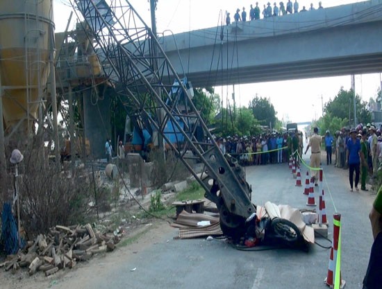 The crane falls on the mother and her children who died on the spot (Photo:SGGP)