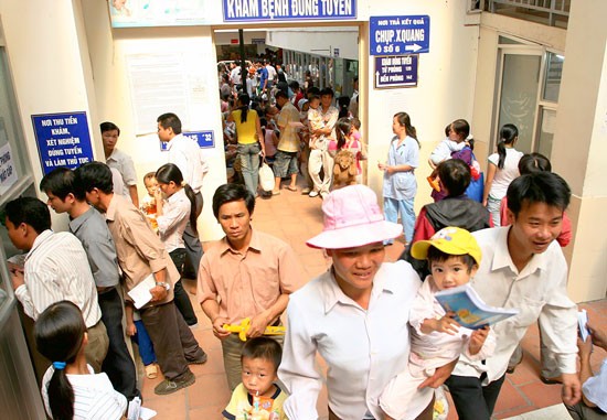 Many children get sickness due to hot weather (Photo: SGGP)