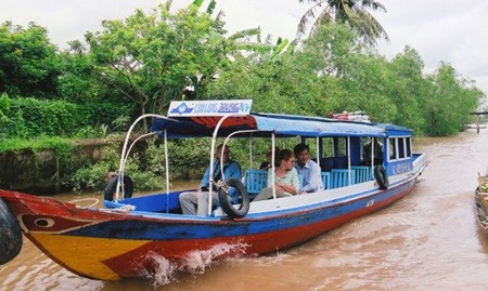A tour guide (first, right) takes foreign tourists to visit fruit gardens in the Mekong Delta's Tien Giang Province. The delta has faced a shortage of skilled tourism workers. — VNA/VNS Photo Pham Do