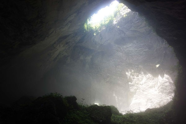 Sun beam in Son Doong cave (Photo: Minh Phong) Sun beam in Son Doong cave (Photo: Ryal Deboodt) Son Doong cave gate (Photo: Ryal Deboodt) The splendor of Son Doong cave (Photo: Ryal Deboodt) Son Doong cave exploring (Photo: Casten Peter) Night sky in Son Doong cave (Photo: Ryal Deboodt) Inside Son Doong cave (Photo: Minh Phong) The cave with the largest dome (Photo: Ryal Deboodt) The greatness of Son Doong is the holy grail of science (Photo: Howart Limbert) A circular hole on a wall in the cave (Photo: Ryal Deboodt) A stream in the end of the cave