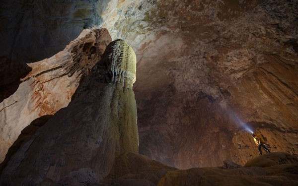The cave with the largest dome (Photo: Ryal Deboodt) The greatness of Son Doong is the holy grail of science (Photo: Howart Limbert) A circular hole on a wall in the cave (Photo: Ryal Deboodt) A stream in the end of the cave