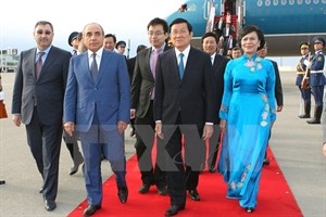 State President Truong Tan Sang was welcomed at the airport (Photo: VNA)
