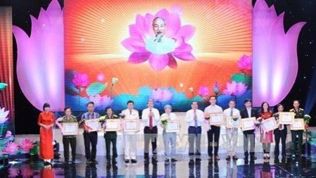 Awards have been honoured for top entries of the contest on ‘Studying and Following President Ho Chi Minh's Moral Example' in Ha Noi. — Photo nhandan.com.vn