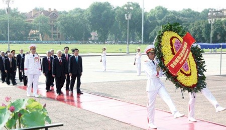 The Party and State leaders yesterday pay a floral tribute to late President Ho Chi Minh at his mausoleum to mark the 125th anniversary of his birthday on May 19. — VNA/VNS Photo