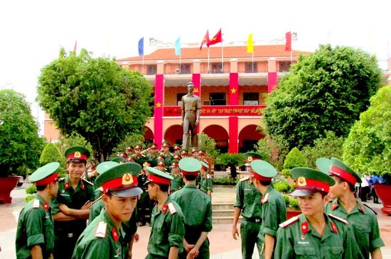 Soldiers of the People Armed Forces visit the museum. Students pay a visit to the museum. Young people see exhibits in the Ho Chi Minh Museum- Ho Chi Minh City Branch. Foreign visitors visit Sen village in Nghe An Province’s Nam Dan District- President Ho Chi Minh’s homeland. Pupils of the Viet - Sing International Kindergarten make a trip to Commemorative House of Uncle Ho in Sen village.
