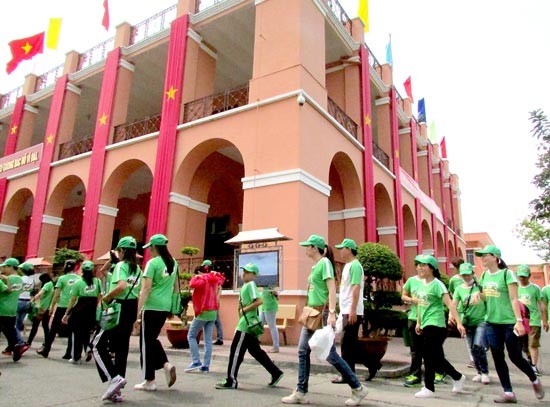 Students pay a visit to the museum.