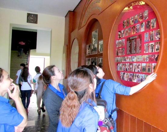 Young people see exhibits in the Ho Chi Minh Museum- Ho Chi Minh City Branch.