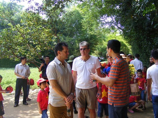 Foreign visitors visit Sen village in Nghe An Province’s Nam Dan District- President Ho Chi Minh’s homeland.