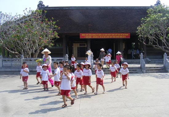Pupils of the Viet - Sing International Kindergarten make a trip to Commemorative House of Uncle Ho in Sen village.