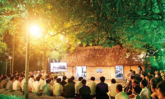 The live link-up TV program titled “Ho Chi Minh’s aspiration” marking 125th anniversary of Uncle Ho's birthday in Nghe An Province’s Hoang Tru village (Photo: Sggp)