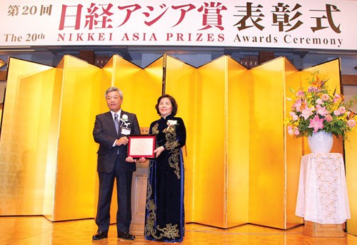 Mai Kieu Lien, Chairwoman and CEO of Vinamilk receives the 20th Nikkei Asia Prize.(Photo: SGGP)