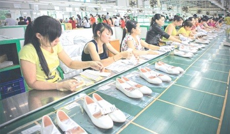A shoe manufacturing line at My Phong Co Ltd in Hieu Tu Commune, Tra Vinh Province. The Government has asked the National Assembly to consider a regulation which allows workers to get a one-off lump sum or receive monthly payments as a retirement pension. (Photo: VNA/VNS)