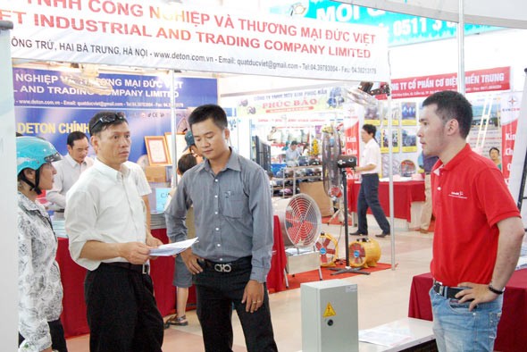 Crowded visitors join in the 2015 Da Nang Industry and Trade Fair. (Photo:SGGP)