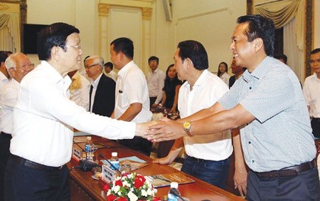 President Truong Tan Sang (left) meets with representatives from Vietnamese enterprises who are investing in Russia. — VNA/VNS Photo Thanh Vu