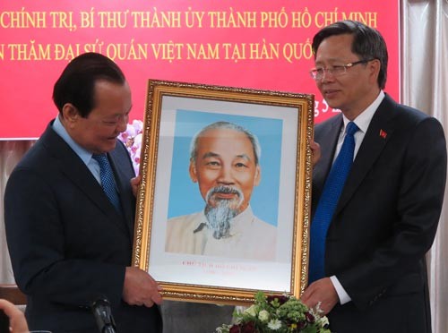 Mr. Le Thanh Hai hands over a painting of Uncle Ho to Vietnam's Ambassador to Korea, Pham Huu Chi (Photo: Sggp)