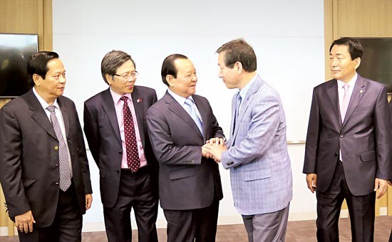 Secretary of Ho Chi Minh City Party Committee, Le Thanh Hai (3rd,L) and Incheon Mayor Yoo Jeong-bok and former Incheon Mayor Ahn Sang-soo (3rd and 2nd, R) in the meeting (Photo:Sggp)