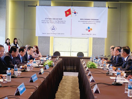 Mr. Hai listened to CJ group’s investment plan in Vietnam (Photo: SGGP)