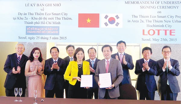 Politburo member, HCMC Party Committee Secretary Le Thanh Hai (C)at the MoU signing ceremony between the city Department of Planning and Investment and Lotte on May 25 (Photo: SGGP)