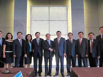 Secretary Le Thanh Hai (C) receives Samsung representatives (Photo: SGGP)