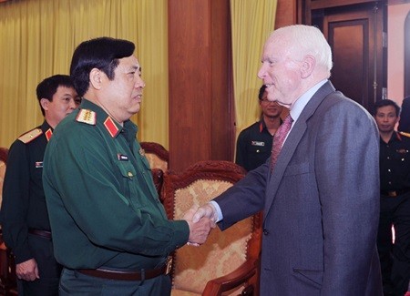 Minister of Defence, General Phung Quang Thanh meets with Senator McCain the same day. — VNA/VNS Photo Trong Duc