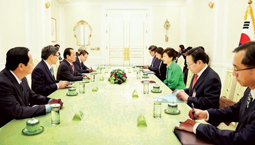 Ms. Park receives HCMC delegation led by Secretary Hai on May 29th during his visit to Rok (Photo: SGGP)