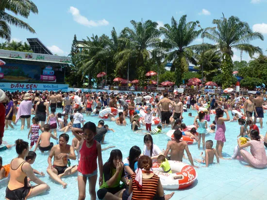 Các điểm vui chơi đông nghẹt du khách