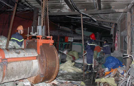 Cháy rụi xưởng phế liệu không phép ở Bến Tre