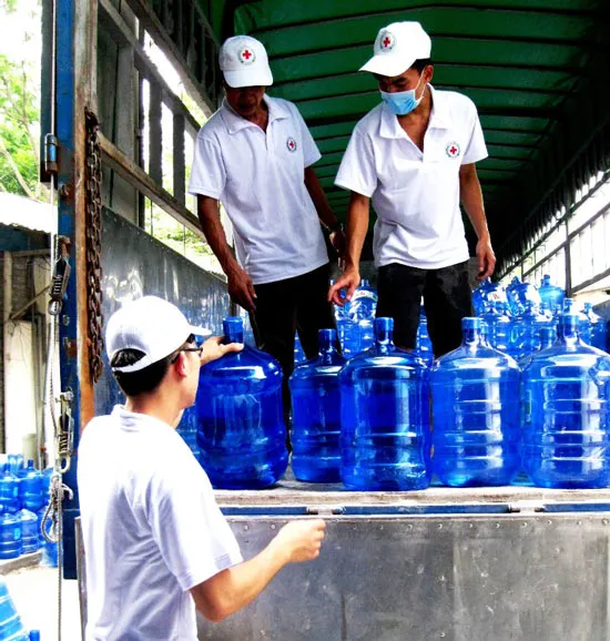 Cứu trợ nước tinh khiết cho người dân vùng hạn hán ở Ninh Thuận