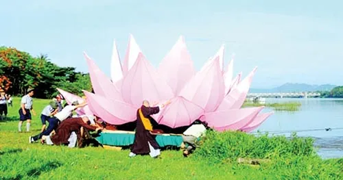 Hạ thủy 7 đóa sen khổng lồ giữa sông Hương