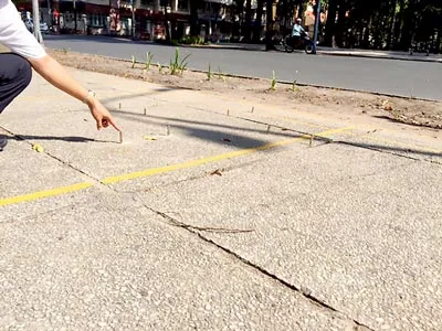 Bãi chông trên vỉa hè